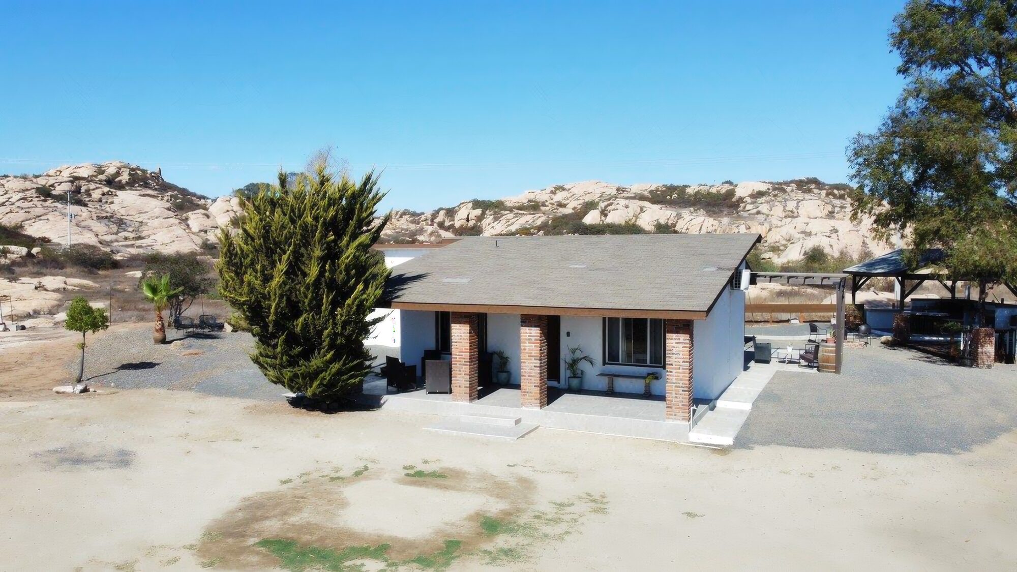 Exterior de la casa con árboles y montañas