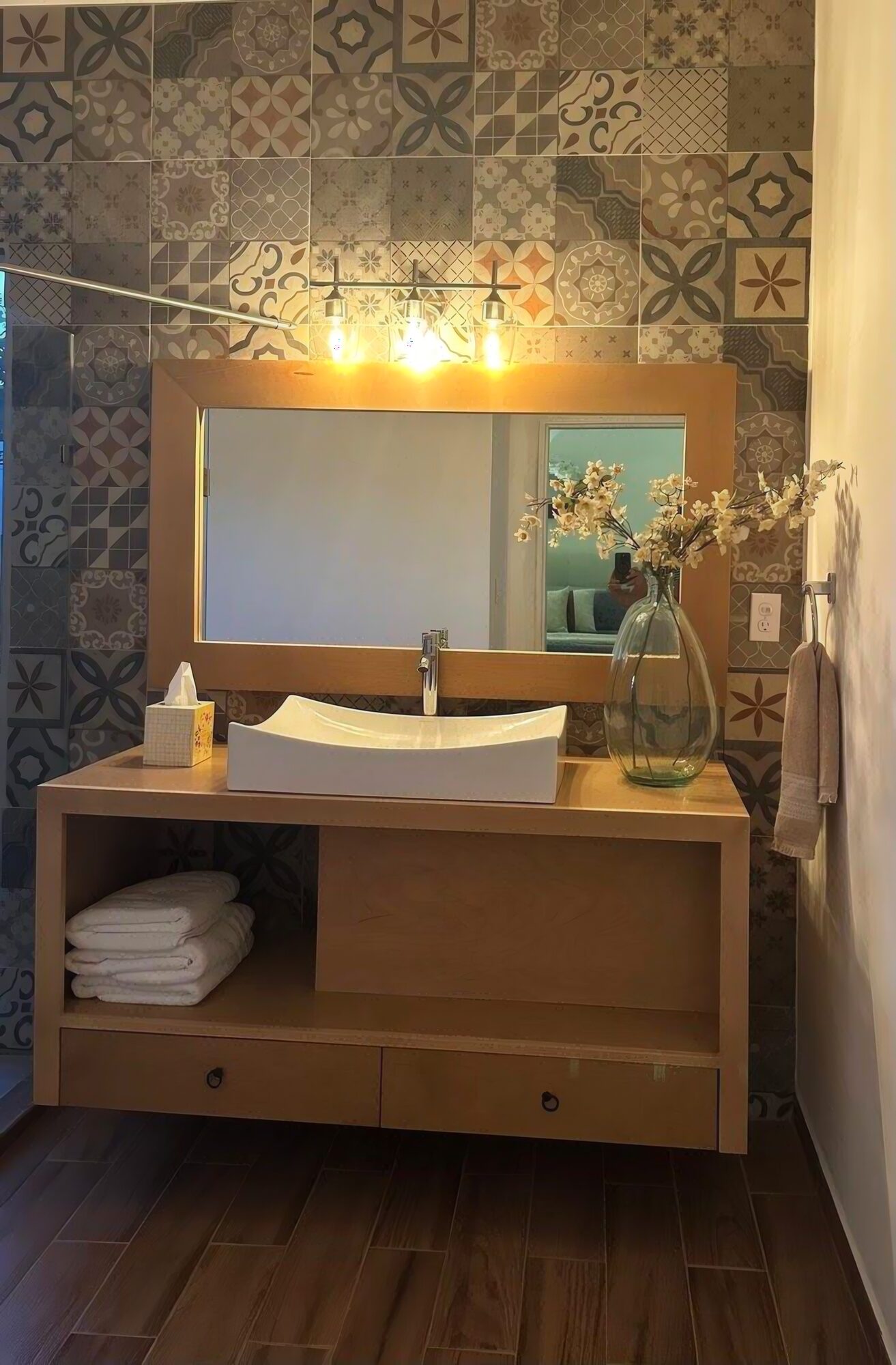 Baño con lavabo de piedra y espejo