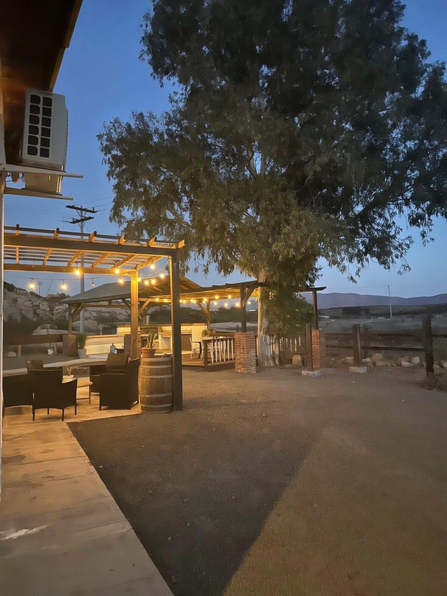 Pérgola iluminada con luces cálidas al anochecer