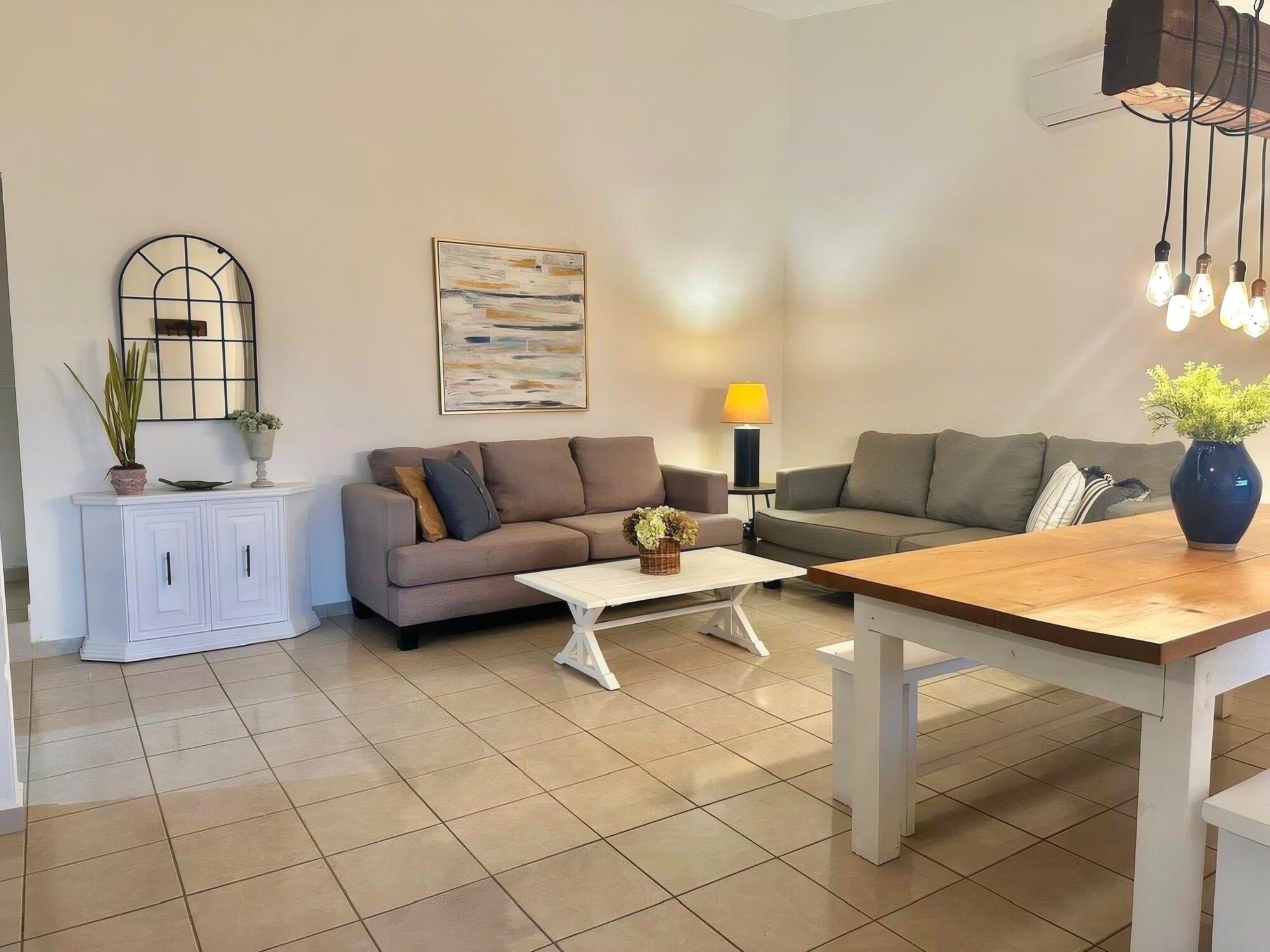 Sala con sillones y comedor de madera