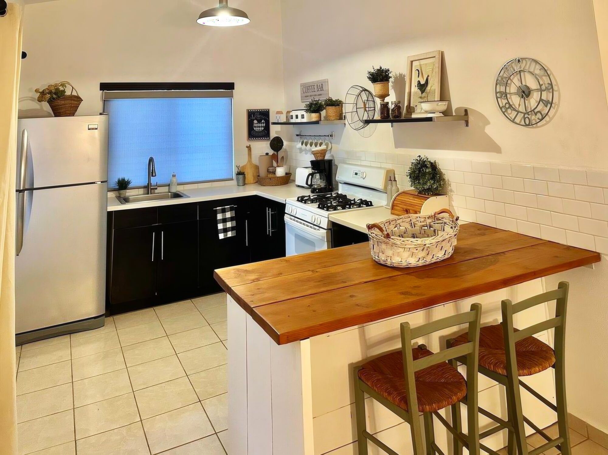 Cocina equipada con isla de madera