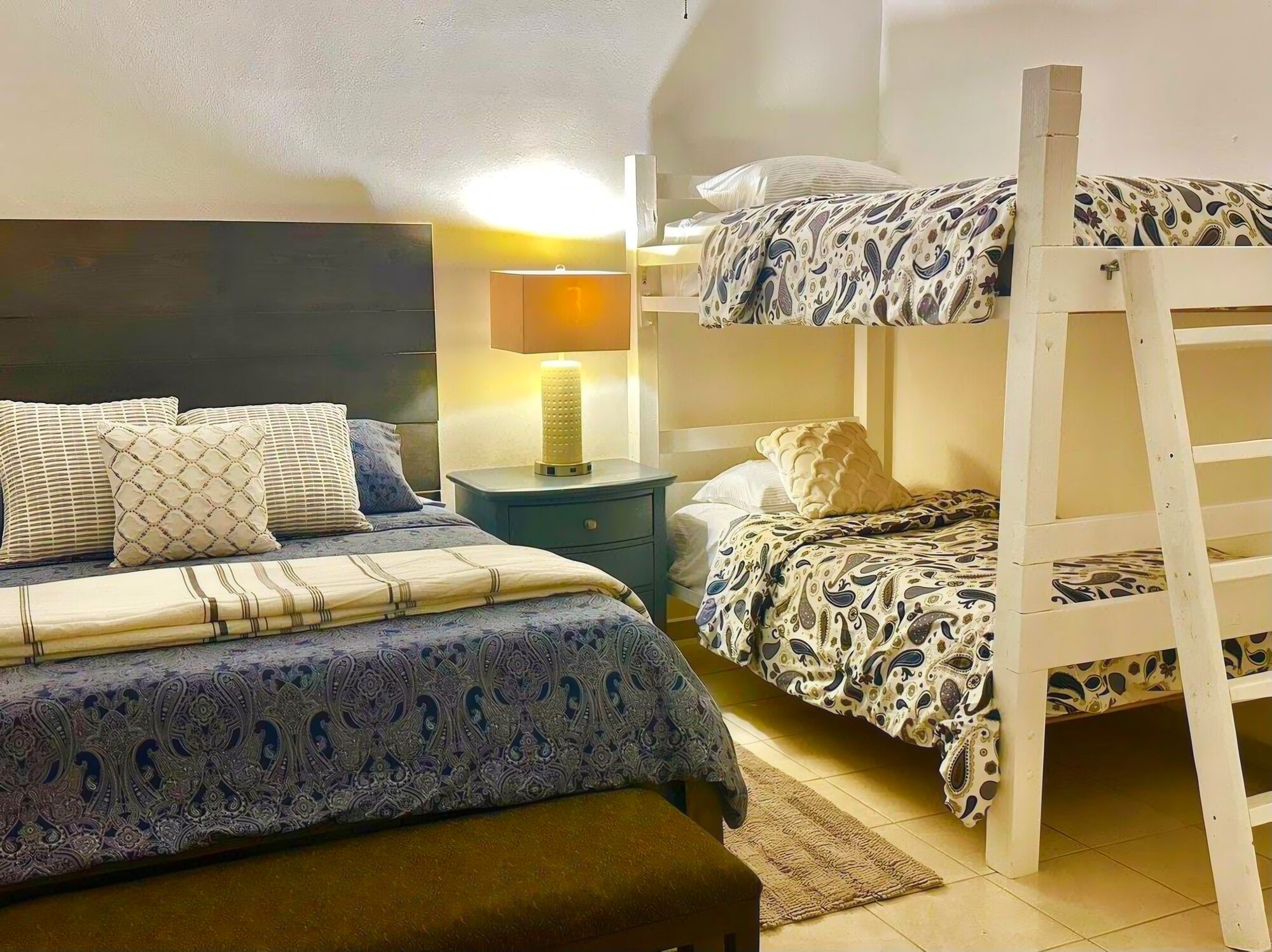 Recámara con cama matrimonial y litera